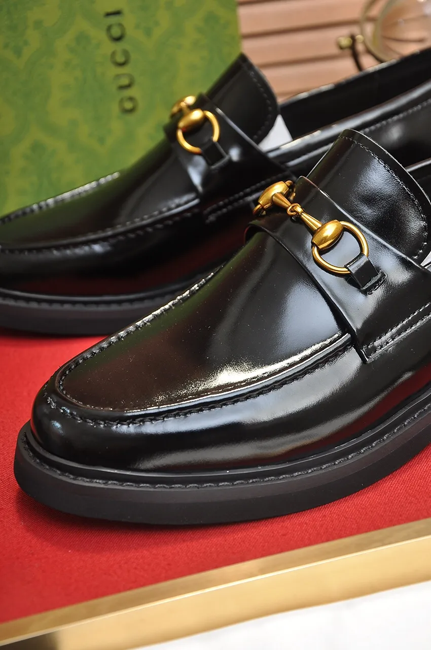 Men's shoes💰540💶Italy's top luxury men's shoe giant (GUCCI) (Gucci) (full cowhide lining) new arrival🍃Original European style🔰 Pleasant to the eye😍In order to make the shoes more durable and non-deformable🌀The production continues to follow traditional methods but there is still no lack of innovation💪Choose original sheepskin for the leather♻️ Smooth and natural And extra bright ⭐Made of imported cowhide, the first choice of rich people 38-45 (45 customized)